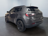Decouvrez ce superbe Jeep Compass North 2022 gris , un VUS compact au style audacieux et aux capacit... (image 4)