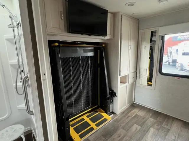 2020 Winnebago Intent 30R in RVs & Motorhomes in Abbotsford - Image 10