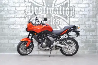ONLY 26,033 km on this 2007 Kawasaki Versys 650! Pretty much bone stock with the exception of a set...