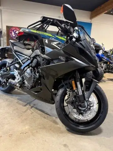 APPLY NOW: https://www.ridecollective.ca/get-pre-approved The 2025 Suzuki GSX-8R is a modern middlew...