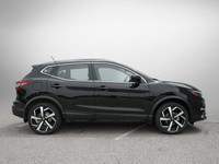 This Nissan Qashqai boasts a Regular Unleaded I-4 2.0 L/122 engine powering this Variable transmissi... (image 3)