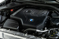 Francais: * Volant chauffant * Garniture en maille d'aluminium * BMW Live Cockpit Professional * Con... (image 8)