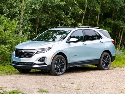 Sleek, sporty, and packed with intelligent features, the 2022 Chevrolet Equinox RS blends modern sty...