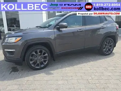 This Jeep Compass delivers a Regular Unleaded I-4 2.4 L/144 engine powering this Automatic transmiss...
