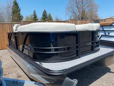 2025 Sylvan Mirage 818 Cruise Onyx with black rails Highback Helm Chair Yamaha Rigging Extreme Tilt...
