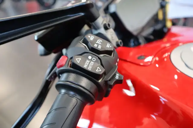 2025 Ducati Diavel V4 Ducati Red in Street, Cruisers & Choppers in Edmonton - Image 11