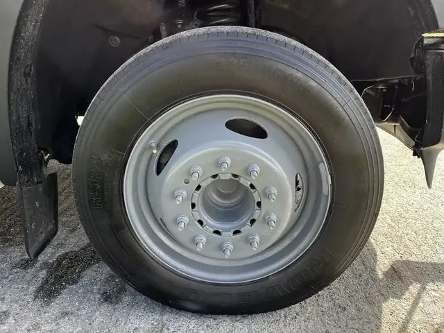 2008 ford F-550 Service Truck With Bucket 2WD Diesel in Heavy Trucks in Richmond - Image 39