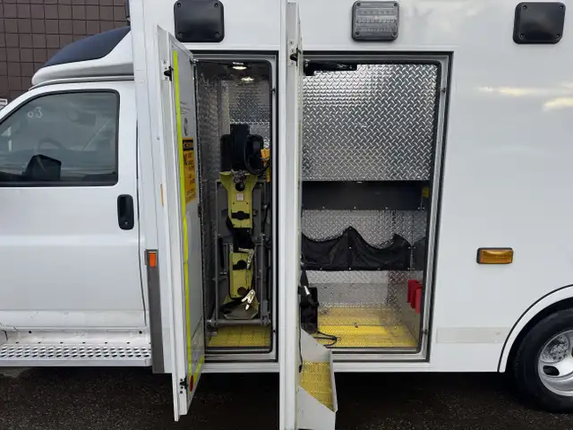 2019 Chevrolet Express 4500 Ambulance in Cars & Trucks in Calgary - Image 9