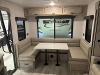 Della Terra DET251RD The perfect couples trailer! This half-ton towable travel trailer measures unde... (image 2)