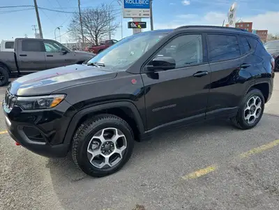 This Jeep Compass boasts a Regular Unleaded I-4 2.4 L/144 engine powering this Automatic transmissio...