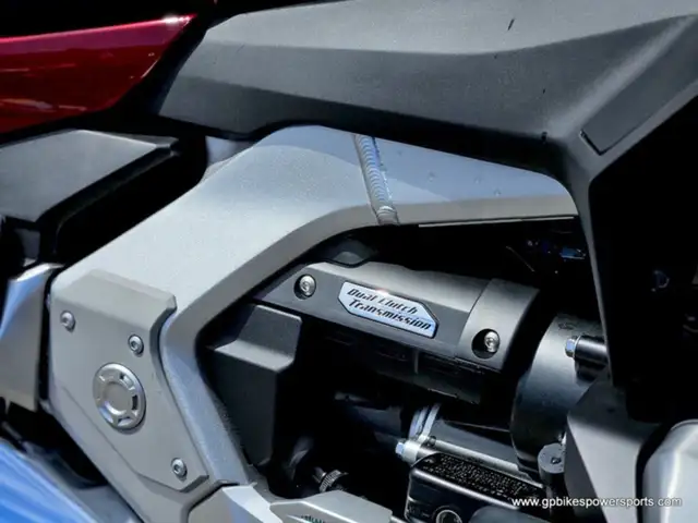 2021 Honda Gold Wing Tour DCT Airbag ABS in Sport Touring in Oshawa / Durham Region - Image 11