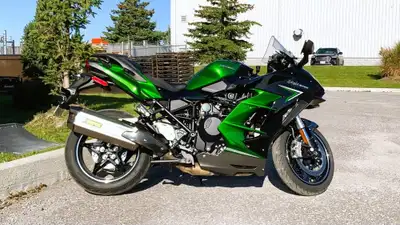 APPLY NOW: https://www.ridecollective.ca/get-pre-approved The 2022 Kawasaki Ninja H2 SE SX is a supe...
