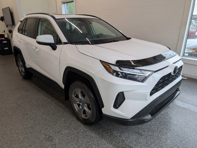 2022 Toyota RAV4 XLE AWD, TOIT, MAGS, in Cars & Trucks in Sherbrooke