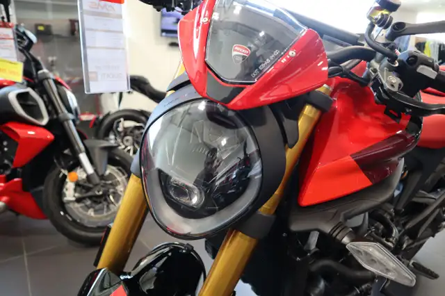 2025 Ducati Monster SP in Sport Bikes in Edmonton - Image 9