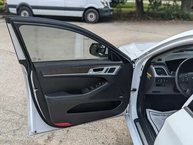 2015 Hyundai Genesis Ultimate dans Autos et camions dans London - Image 12