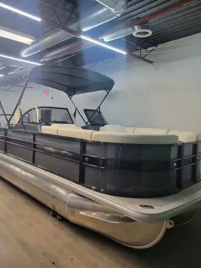 This Dual Windshield Tritoon has it all. Amazing layout with dual front lean back benches, Ultra plu...