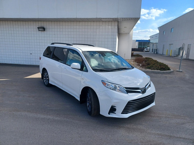 2020 Toyota Sienna LE 7-Passenger in Cars & Trucks in Regina - Image 3