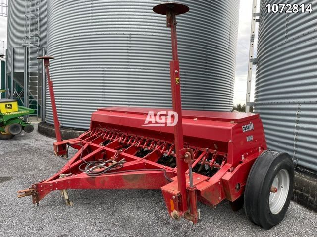 2010 CASE 5100 24x6 Grain Drill , Markers , Low Acres in Farming Equipment in Ottawa - Image 2