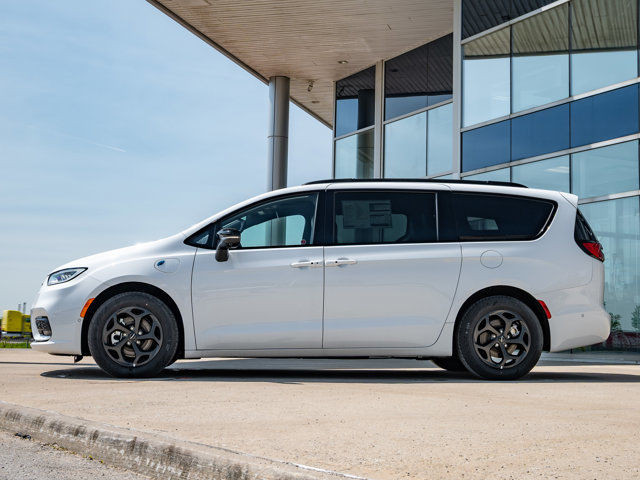 2024 Chrysler Pacifica Hybrid Premium S Appearance in Cars & Trucks in Barrie - Image 4