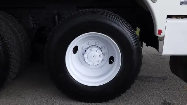 2008 international 7500 Tandem Bucket Truck Diesel Air Brakes in Heavy Trucks in Richmond - Image 39