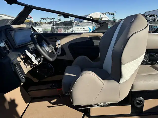 2025 Centurion Fe23 in Powerboats & Motorboats in Kelowna - Image 14