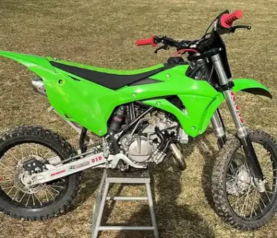 APPLY NOW: https://www.ridecollective.ca/get-pre-approved The 2018 KAWASAKI KX100 is a lightweight,...