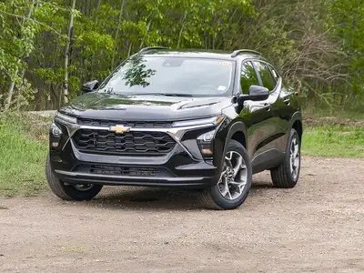 Step into style, efficiency, and innovation with the 2025 Chevrolet Trax LT. Designed for drivers wh...
