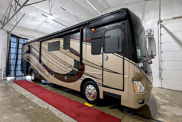 2015 Fleetwood Discovery 37R - Class A Motorhome dans VR et caravanes  à Red Deer - Image 3