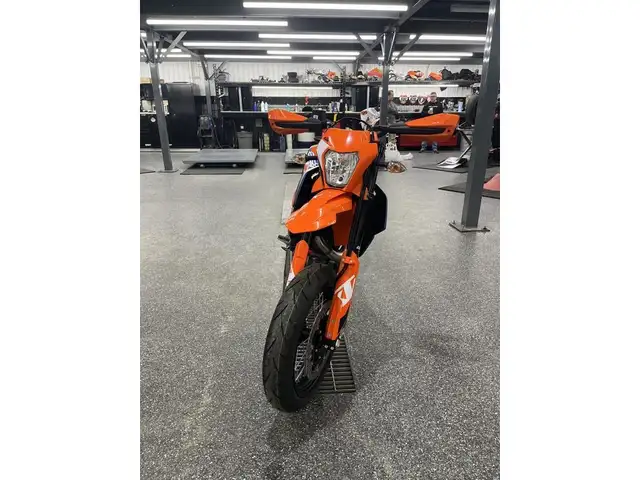 2024 KTM 690 SMC R in Sport Touring in Granby - Image 8