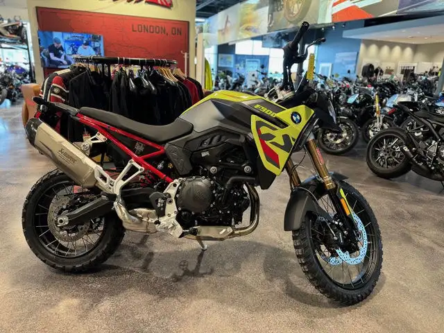 2025 BMW F 900 GS Sao Paulo Yellow dans Utilitaires et de promenade dans London - Image 2