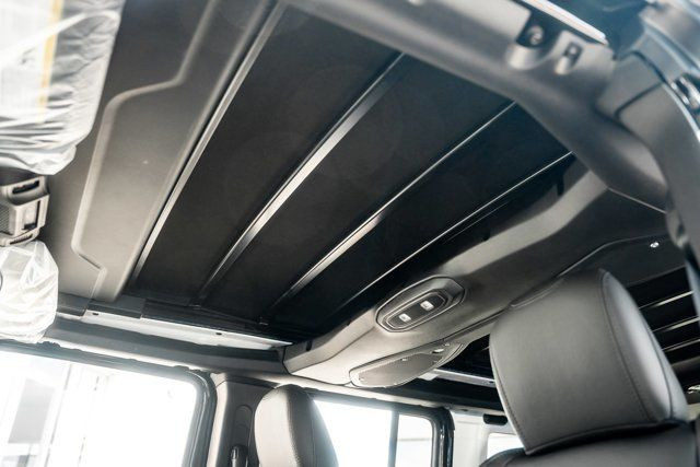 2025 Jeep Wrangler Sahara Skyroof Safety Group Side Steps in Cars & Trucks in City of Toronto - Image 4