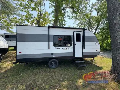 Forest River Wildwood FSX Limited Edition Value travel trailer 174DBLE highlights: Queen Bed Oversiz...