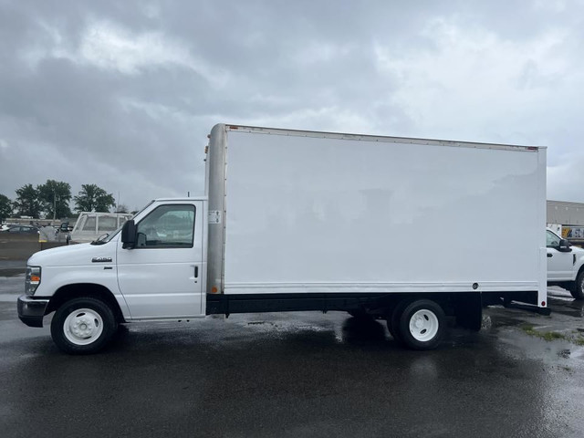 2011 Ford Econoline E-450 Super renforcé 158 po DRW Ford Econoli in Cars & Trucks in Longueuil / South Shore - Image 2