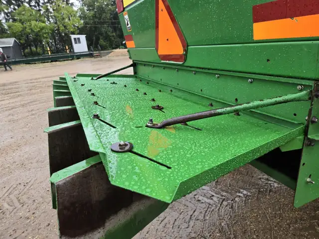 2000 John Deere Combine 9650 in Farming Equipment in Kamloops - Image 23
