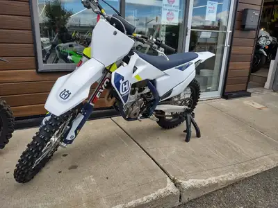 2022 Husqvarna FC 250 AVEC RABAIS = 29.61$/semaine (84 mois @ 8.99% + tx) 40.74$/semaine (84 mois @...