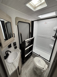 Della Terra DET241BH This under 30ft family travel trailer is sure to impress! Not only do the adult... (image 9)