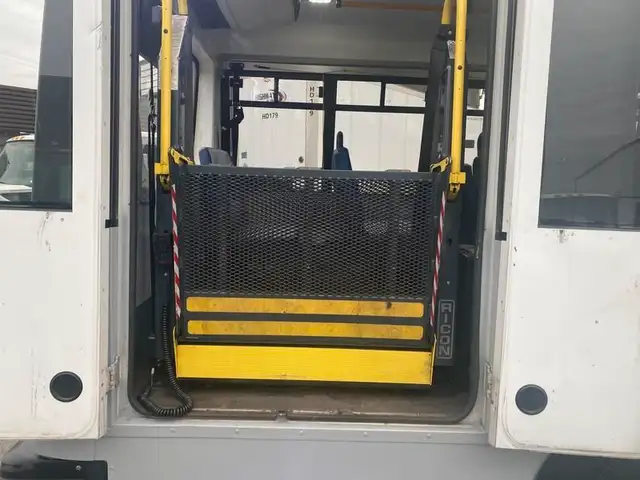2017 chevrolet Express G4500 21 Passenger Bus With Wheelchair Ac in Heavy Trucks in Richmond - Image 36