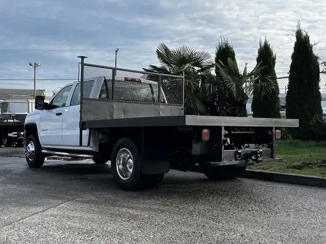 2017 gmc Sierra 3500HD 9 Foot Flat Deck 4WD in Heavy Trucks in Richmond - Image 8