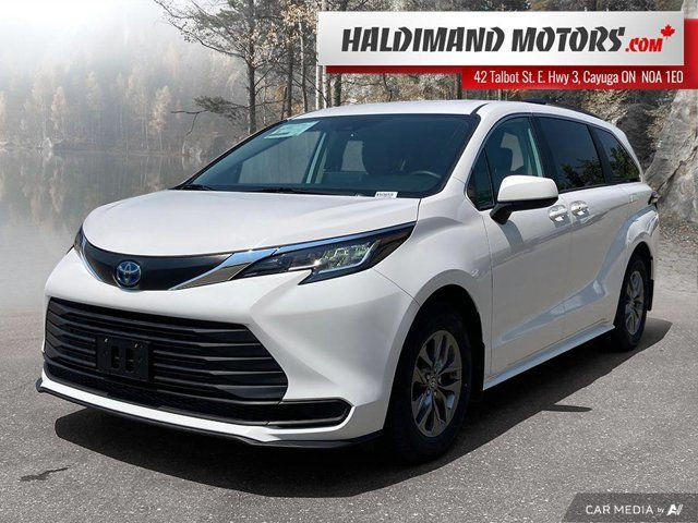 2023 Toyota Sienna LE in Cars & Trucks in Hamilton