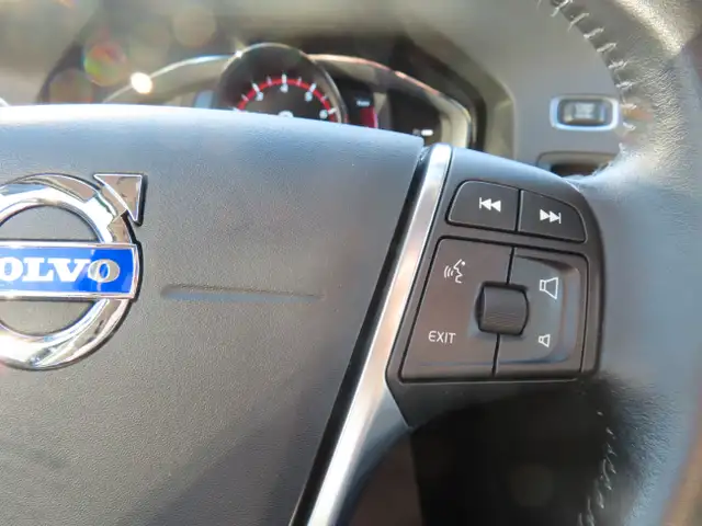 2016 Volvo V60 Cross Country T5 PREMIER PKG AWD - WAGON - LEATHE in Cars & Trucks in Oakville / Halton Region - Image 37