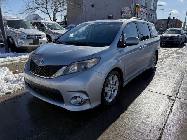 2013 Toyota Sienna 5DR V6 SE 8-PASS FWD in Cars & Trucks in Hamilton - Image 2