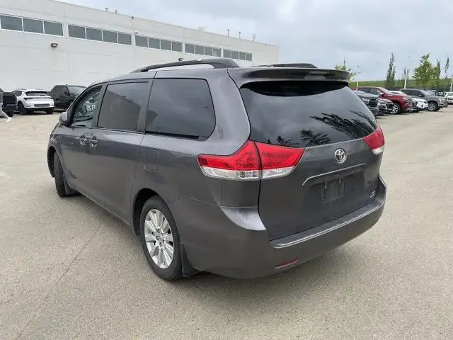 2011 Toyota Sienna LE AWD 3.5L dans Autos et camions dans Comté de Strathcona - Image 5