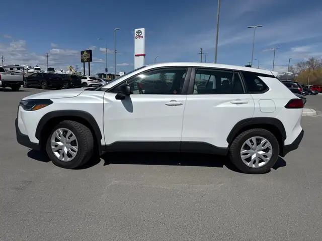 2023 Toyota Corolla Cross L L AWD (HEATED SEATS, REAR CAMERA) in Cars & Trucks in Cranbrook - Image 3