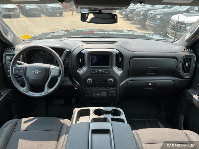2025 Chevrolet Silverado 2500HD Custom 4WD Crew Cab | Dark in Cars & Trucks in Strathcona County - Image 4