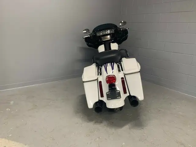 2016 Harley-Davidson CVO Street Glide in Street, Cruisers & Choppers in Oshawa / Durham Region - Image 9