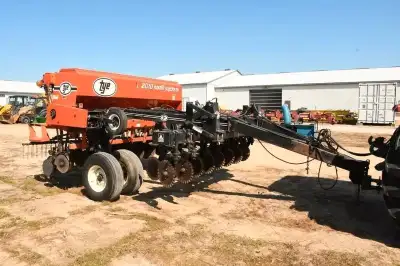 TYE 2010 NO-TILL DRILL. ONE OWNER! LOW USAGE! MODEL ON PLATE 124-737X, GRASS SEED, COULTER CADDY, RE...