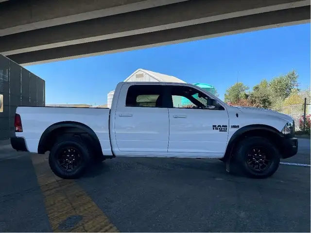 2022 Ram 1500 Classic Warlock CREW 4WD 5.7L HEMI B/U CAMERA dans Autos et camions dans Delta/Surrey/Langley - Image 9
