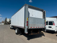 - 2019 HINO 338 VAN TRUCK - 386442 KM - 4x2 - 7.7L 6 Cylinder Diesel Engine - Hendrickson Air Ride S... (image 4)