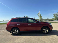 THIS 2017 NISSAN PATHFINDER SL IS BUILT FOR ADVENTURE AND COMFORT. FINISHED IN A DEEP MAROON EXTERIO... (image 5)