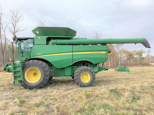 2013 John Deere S690 in Heavy Equipment in Swift Current - Image 2